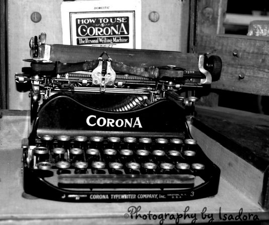 Typwriter Corona bk & white S.web