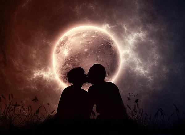 Moon - couple kissing